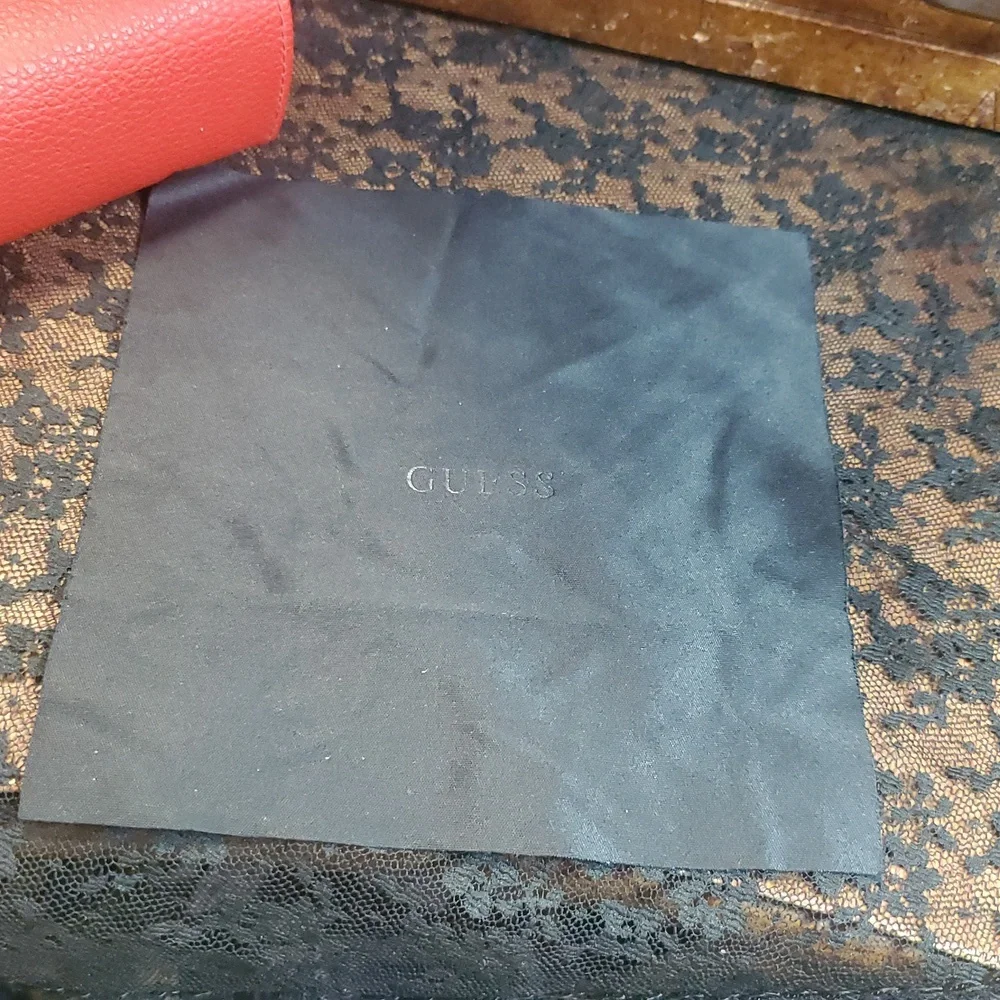 GUESS Red Eyeglass Case & Cleaninf Cloth JO+